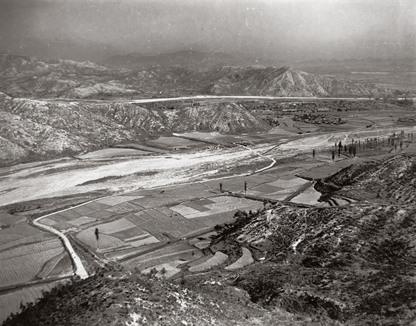  1945년 해방 무렵의 경북 선산군 구미면 일대의 풍경으로 산은 거의 벌거숭이요, 하천은 메말랐다. 그 당시의 척박했던 생활환경을 짐작케 하는 매우 희귀한 사진 자료다. 미 공군의 항공촬영 사진으로 눈빛출판사에서 발굴하여 오마이뉴스에 최초로 공개한다. 