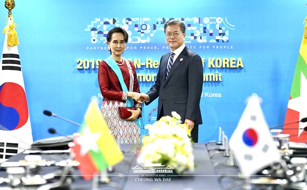 지난해 11월 부산에서 열린 한-아세안특별정상회의에서 미얀마 아웅산 수치 국가고문과 문재인 대통령