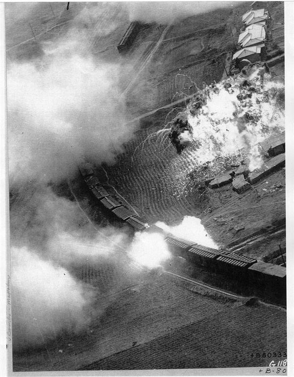 미 공군 전투기가 수물자를 실은 열차에 맹렬한 폭격을 가하고 있다(1951. 흥남).