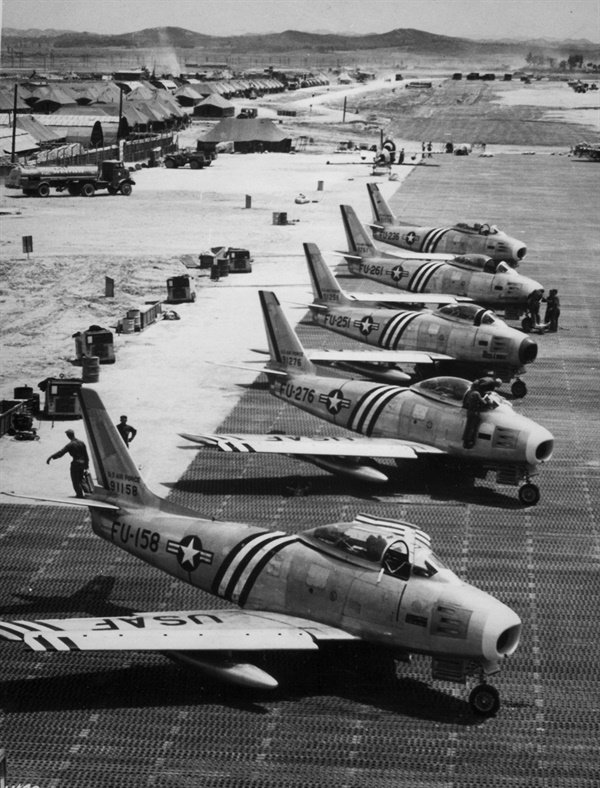 미 공군 F-86 전투기가 출격 준비를 하고 있다(1951. 6.).