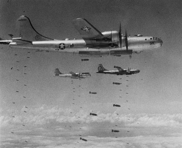 미 공군 B-29 전폭기들이 북한군 진지에 무차별 '융단폭격'하고 있다(1950. 8.).'