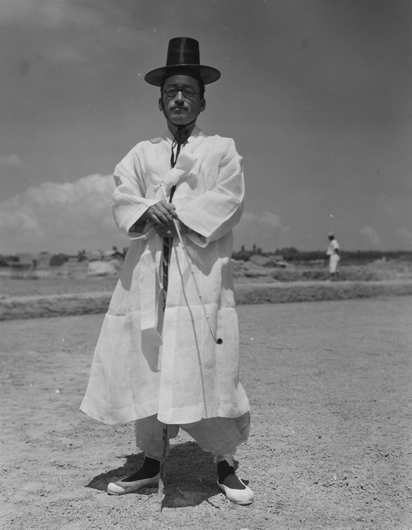 1952. 8. 6. 포항, 한국 노인의 나들이 정장차림.