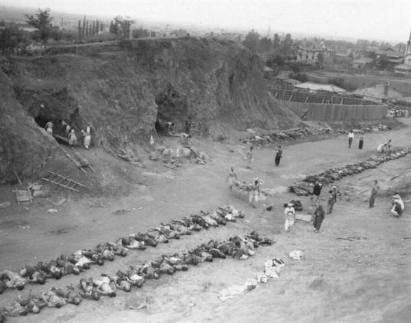 1950. 10. 10. 함흥, 동굴에서 학살된 시신 300여 구를 꺼내고 있다.