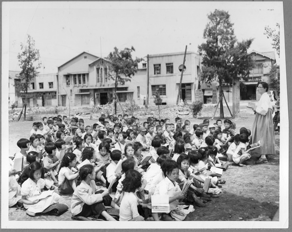 1953. 6. 5. 서울. 초등학교. 모자란 교실 때문에 학생들이 운동장에서 야외수업을 받고 있다.