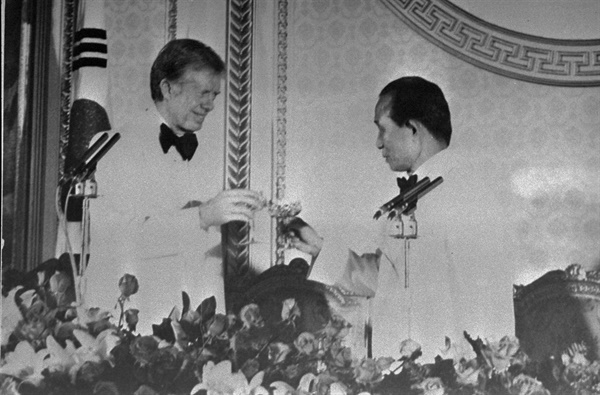 박정희 대통령(오른쪽)과 지미 카터 미 대통령이 청와대 만찬석상에서 건배를 하고있다. 1979.7.1 