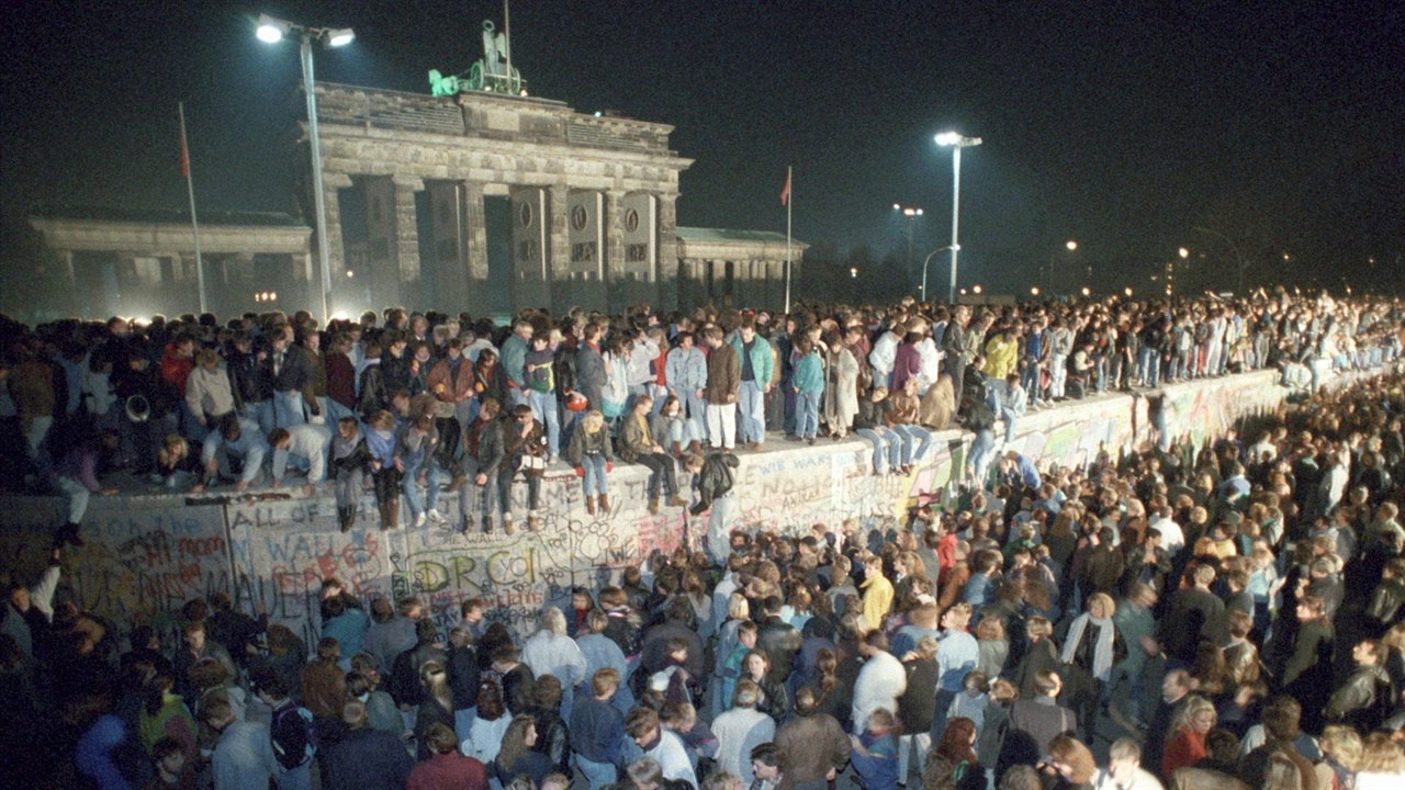 1989년 11월 베를린 장벽이 무너진 후 장벽 주변에 밀집해 있는 동독주민들