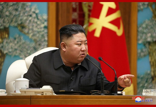 북한은 5일 김정은 위원장 주재로 노동당 정치국 회의를 열고 연말까지 '80일전투'를 벌이기로 결정했다고 조선중앙통신이 6일 전했다. 2020.10.6