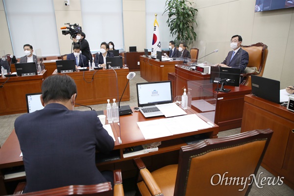   6일 국회에서 열린 국방위원회 전체회의에 간사직 사퇴 의사를 밝힌 국민의힘 한기호 의원의 자리가 비어있다. 