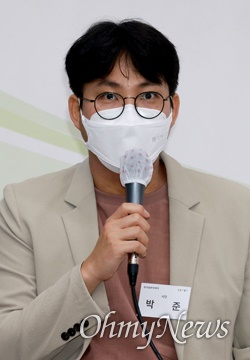  박준 시인이 6일 오후 서울 마포구 한국출판인회의 강당에서 도서정가제에 대해 이야기를 나누고 있다.