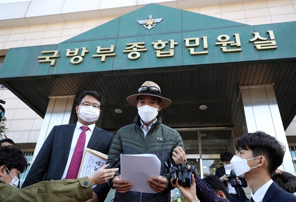 북한 피격 사망 공무원 A씨의 형 이래진씨가 6일 오후 서울 국방부 종합민원실 앞에서 정보공개청구서를 제출하기에 앞서 입장을 밝히고 있다. 2020.10.6