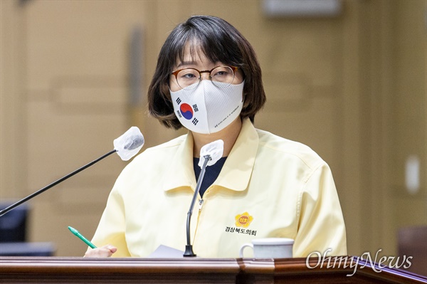 박채아 경북도의원이 6일 열린 경북도의회 임시회에서 도정질문을 하고 있다.