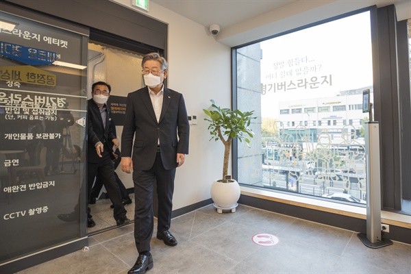 이재명 경기도지사가 6일 오후 서울 사당역 4번 출구 앞 경기버스라운지 개소 및 현장 라운딩을 하고있다. 코로나19 사태 이후 백발을 유지했던 이재명 지사는 최근 염색을 했다. 