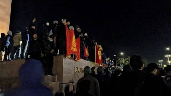 키르기즈스탄 야당연합 지지자들과 시위대들이 지난 5일 밤 비쉬켁 알라토 광장에 있는 마나스동상 앞에서 키르기즈 국기를 흔들며 의회 재선거를 외치고 있다. 