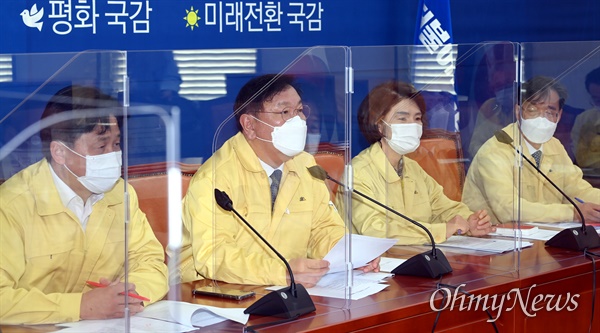 더불어민주당 김태년(왼쪽 두번째) 원내대표가 8일 오전 국회에서 열린 국정감사대책회의에서 모두발언을 하고 있다.