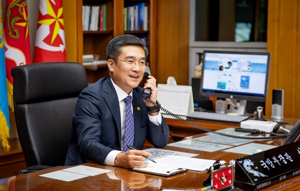 지난 8일 서욱 국방부 장관이 서울 국방부 내 장관실에서 마크 에스퍼 미국 국방장관과 통화하고 있다.