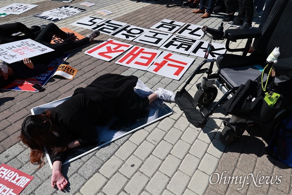 모두를위한 낙태죄 폐지 공동행동 소속 단체 회원들이 8일 오전 청와대앞에서 '정부의 낙태죄 관련 형법, 모자보건법 개정 입법예고안이 여성에 대한 처벌을 유지하고 건강권, 자기결정권, 사회적 권리 제반을 제약하는 기만적인 법안'이라며 규탄 시위를 벌였다.