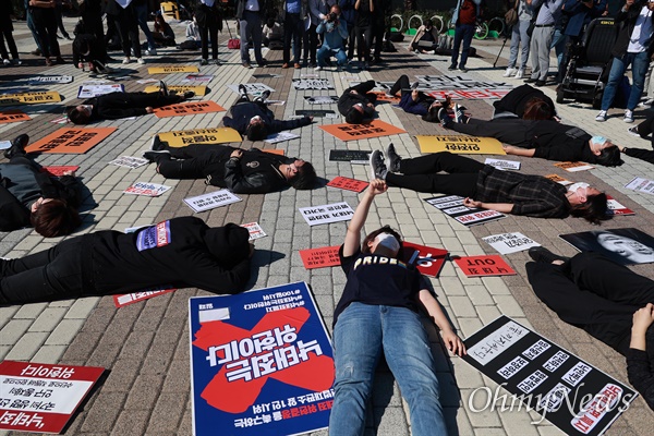 모두를위한 낙태죄 폐지 공동행동 소속 단체 회원들이 8일 오전 청와대앞에서 '정부의 낙태죄 관련 형법, 모자보건법 개정 입법예고안이 여성에 대한 처벌을 유지하고 건강권, 자기결정권, 사회적 권리 제반을 제약하는 기만적인 법안'이라며 규탄 시위를 벌였다.