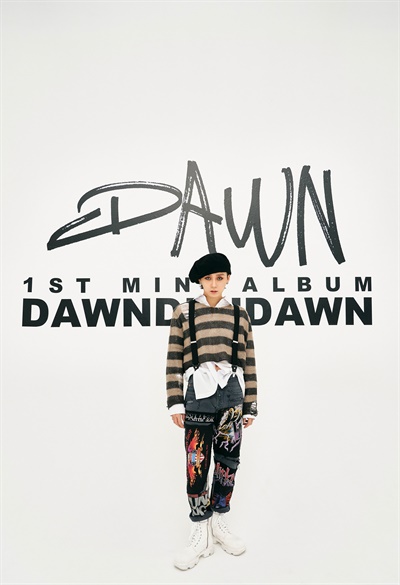 던, 11개월만에 컴백 싱어송라이터 던(DAWN) 이 8일 오후 열린 1st 미니앨범 <던디리던(DAWNDIDIDAWN)> 발매 기념 온라인 미디어 쇼케이스에서 포즈를 취하고 있다. '던디리던(DAWNDIDIDAWN)'은 지난해 싱글 'MONEY(머니)'로 솔로 데뷔 뒤 약 11개월 만에 발표하는 첫 번째 미니앨범이다.