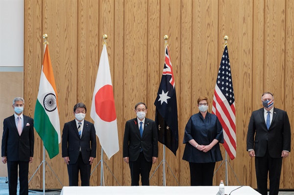 지난해 10월, 일본 도쿄에서 열리는 '쿼드' 회의를 앞두고 미국·일본·호주·인도 외교장관이 스가 일본 총리와 포즈 취하고 있다. 왼쪽부터 인도, 일본, 호주, 미국.