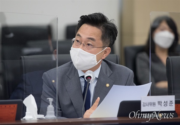 더불어민주당 박성준 의원이 8일 서울 용산구 합동참모본부에서 열린 국회 국방위원회 국정감사에서 질의하고 있다.