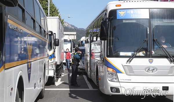 한글날인 9일 오전 서울 종로구 세종대로 광화문광장 일대에 불법 집회를 막기 위해 경찰이 차벽과 펜스를 설치, 집회 참가자들의 출입을 통제하고 있다. 