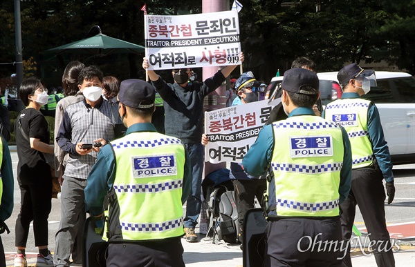 보수단체 도심 집회가 불허된 9일 오후 서울 종로구 보신각 앞에서 한 시민이 4.15 총선 부정선거 윤미향 더불어민주당 의원 구속을 주장하며 피켓을 들어보이고 있다.