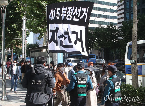 보수단체 도심 집회가 불허된 9일 오후 서울 종로구 광화문광장 인근에서 한 시민이 4.15총선 부정선거를 주장하는 깃발을 들고 이동하자, 경찰이 이를 막고 있다.