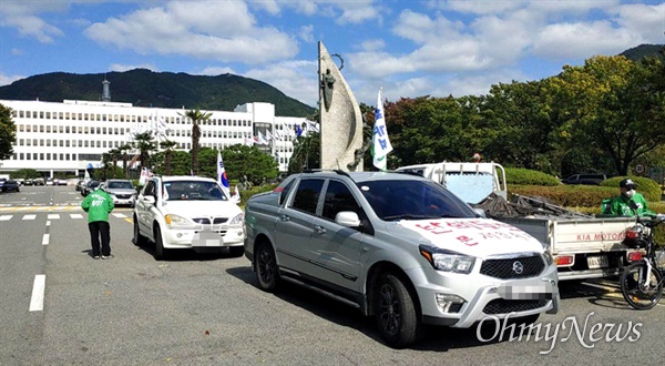 보수단체는 9일 창원시가지에서 차량 행진을 벌였다.