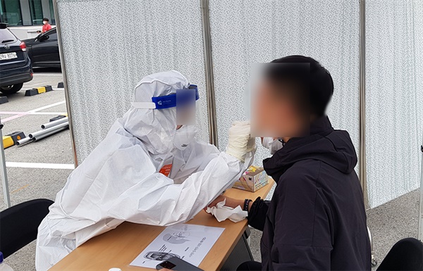지난달 5일 강릉시보건소에서 확진환자 접촉자들에 대한 검체 채취를 실시하고 있다.