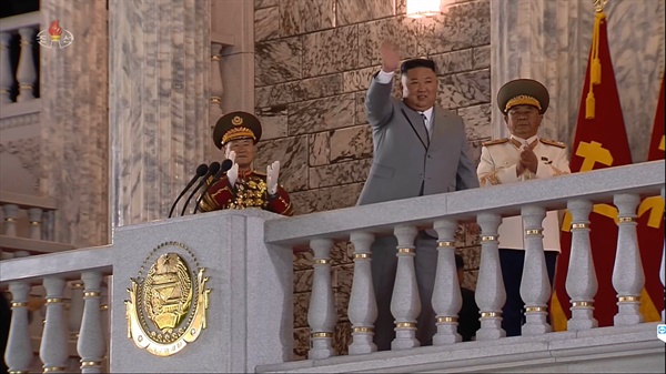 북한이 10일 노동당 창건 75주년을 맞아 열병식을 열었다고 조선중앙TV가 보도했다. 김정은 국무위원장이 연설에 앞서 광장에 모든 시민들에게 손을 들어 인사하고 있다. [조선중앙TV 화면] 2020.10.10