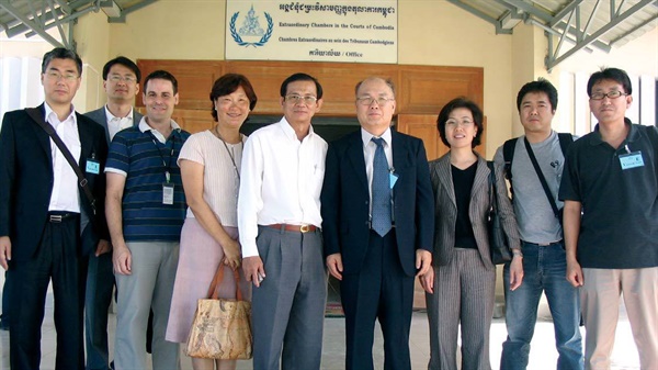 진실화해위원회 위원 시절 김경남 목사(우측 4번째)와 필자(맨 좌측)
