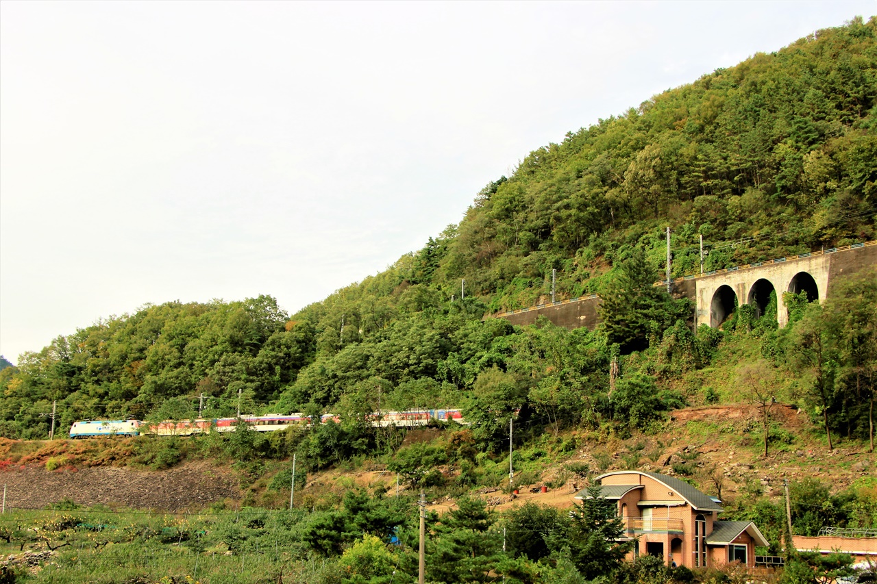 치악산의 루프터널을 지난 열차가 서울 방향으로 가고 있다.(왼쪽) 오른쪽이 루프터널을 넘은 뒤 제천 방향으로 향하는 철길. 두 철길은 하나로 연결되어 있다.