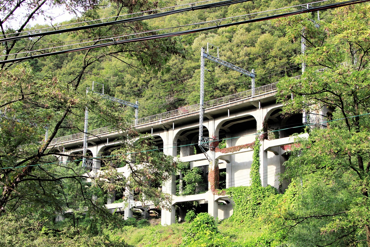치악역 인근에 설치된 라멘교. 산악철도와 산업철도에서 자주 보이는 특별한 다리이다.
