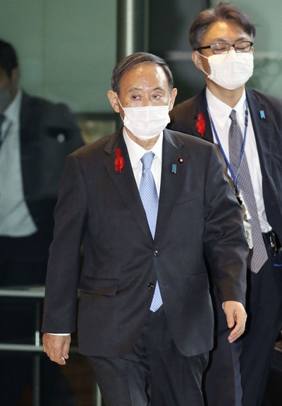 스가 요시히데 일본 총리가 지난 5일 오후 출입 기자단과 공동인터뷰를 마친 뒤 마스크를 쓴 채 관저를 나서고 있다.