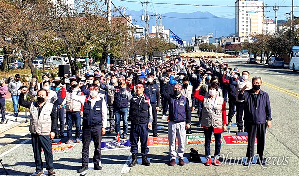 전국금속노동조합 대우조선지회는 10월 12일 오후 창원진해 해군기지 앞에서 집회를 벌였다.