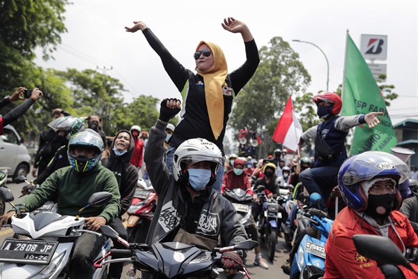 인도네시아 정부가 추진하는 노동법 개정에 반발해 파업 중인 노동자들이 7일(현지시간) 수도 자카르타 인근 탕에랑에서 거리행진을 벌이고 있다.