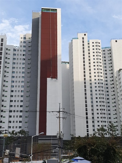 광명 철산 센트럴푸르지오 아파트. 붉은색 계통으로 칠해지고 있다.