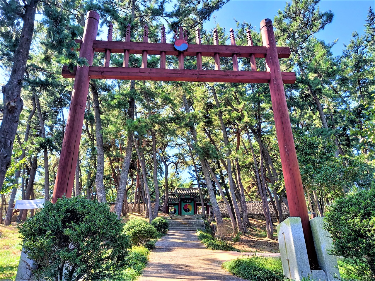 충무공 이순신 장군의 유적지가 있는 곳입니다. 그곳을 향해 올라가는 관문이라고 할 수 있겠죠. 