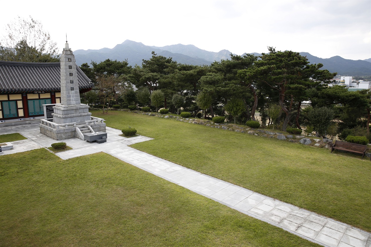 곡성 충의공원의 현충탑. 전몰 군인과 경찰을 기리는 곳이다. 구절초꽃은 소나무 숲에 피어 있다.