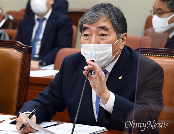 윤석헌 금융감독원장이 13일 국회 정무위원회에서 열린 금융감독원 국정감사에서 의원 질의에 답변하고 있다.