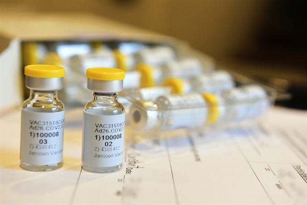 12일 존슨앤존슨스는 "코로나19 백신 투여자 중 1명에게서 원인을 알 수 없는 질환이 발생했다"라며 임상시험을 일시 중단한다고 발표했다. 사진은 지난 9월 존슨앤존슨스가 AP에 제공한 1회 접종 백신의 모습. 
