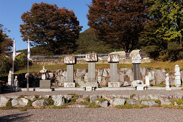 운암초등학교 입구에 세워져 있는 임실 3대운동 기념비로 왼쪽부터 3.1운동 , 갑오동학혁명, 무인멸왜운동 기념비이다. 맨오른쪽은 한영태 선생 묘비로 후일에 옮겨왔다 