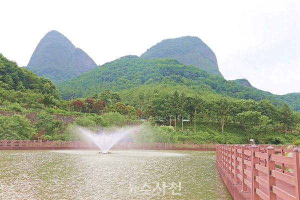  북부 주차장 쪽의 사양제 호수에서 바라본 마이산. 암·수 두 봉우리가 말의 귀 모양을 닮았다.