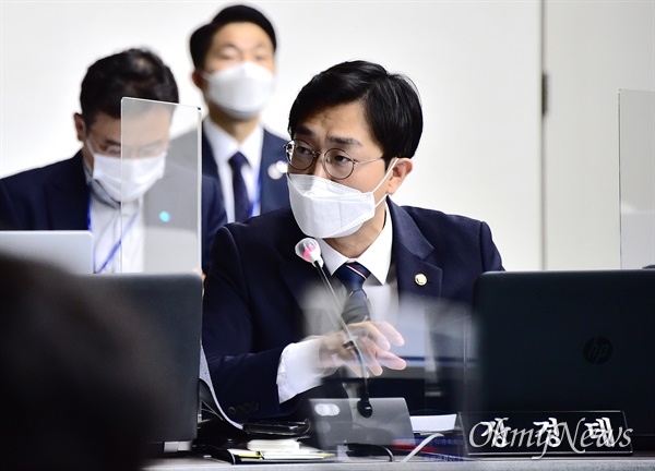 13일 국회 국토교통위의 부산시 국정감사에서 장경태 더불어민주당 의원이 이진베이시티 특혜 의혹을 제기하고 있다.