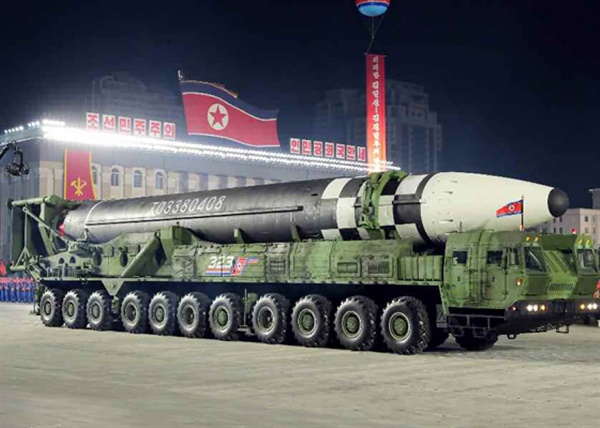 북한, 당 창건 75주년에 덩치 커진 신형 ICBM 공개 북한이 지난 10월10일 노동당 창건 75주년 기념 열병식에서 미 본토를 겨냥할 수 있는 신형 대륙간탄도미사일(ICBM)을 공개했다. 신형 ICBM은 화성-15형보다 미사일 길이가 길어지고 직경도 굵어졌다. 바퀴 22개가 달린 이동식발사대(TEL)가 신형 ICBM을 싣고 등장했다. 노동신문은 위 사진을 포함해 신형 ICBM 사진을 약 10장 실었다. 2020.10.10