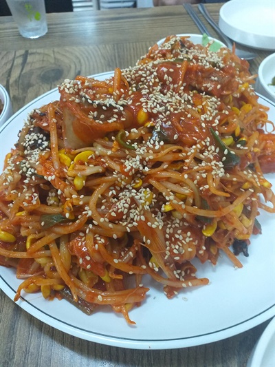  부평개화초등학교 후문에 있는 식당 친용이네의 아귀찜. 비빔양념장을 베이스로 한 양념을 써서 상큼하게 매운 맛을 자랑한다.