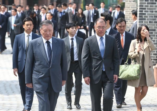 정의선 현대차그룹 수석부회장이 14일 회장으로 선임됐다. 사진은 2016년 4월 15일 당시 정몽구 현대자동차그룹 회장(왼쪽)과 정의선 부회장이 서울 명동성당에서 열린 정성이 이노션 고문의 아들 선동욱 씨의 결혼식에 참석해 이동하는 모습.