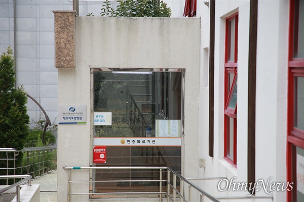 14일 오전 현재 부산 북구 만덕동 해뜨락요양병원 앞. 이곳에서 직원 10명, 환자 42명 등 총 52명이 코로나19 확진 판정을 받았다.