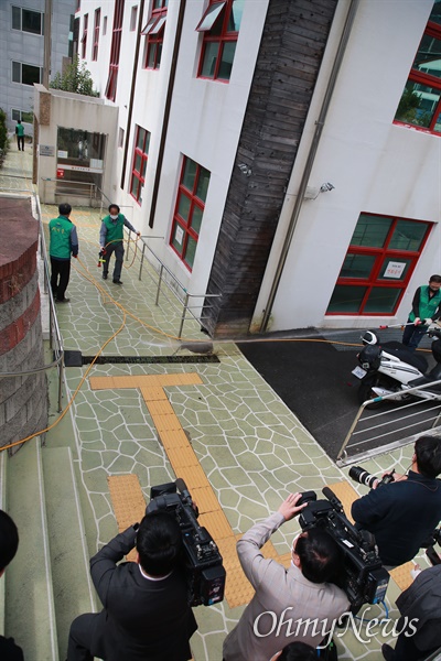 14일 오전 현재 부산 북구 만덕동 해뜨락요양병원 앞. 이곳에서 직원 10명, 환자 42명 등 총 52명이 코로나19 확진 판정을 받았다. 