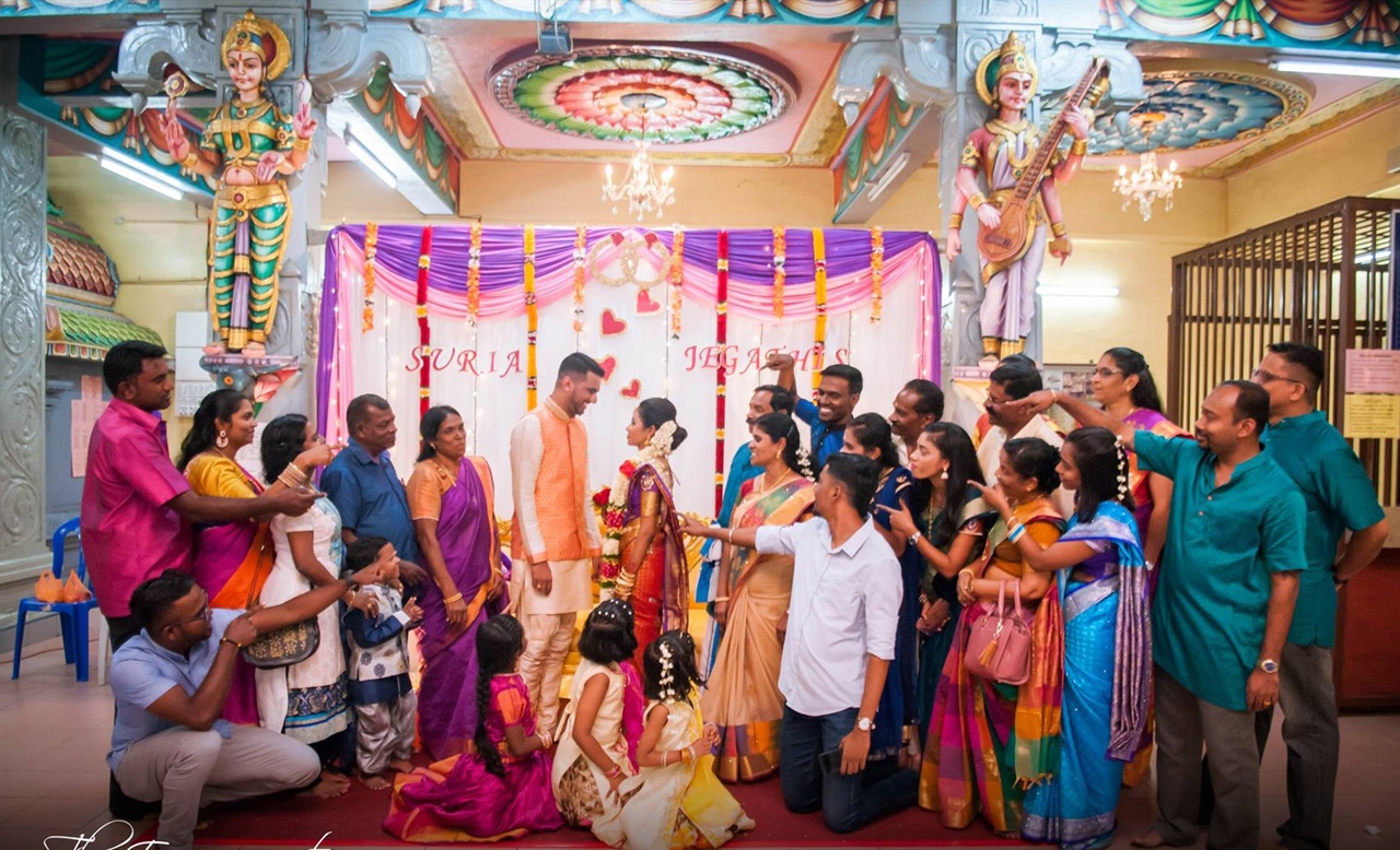 신랑, 신부 가족이 힌두교 식 결혼식에서 신랑, 신부의 결혼을 축복하고 있다.  요즘은 현대식으로 신부가 고개를 들어 신랑을 보거나 웃고 말할 수 있다.  